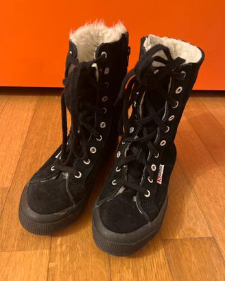 Stivali Superga in camoscio nero con pelo interno