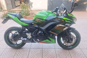 Kawasaki Ninja 650 con scarico Arrow