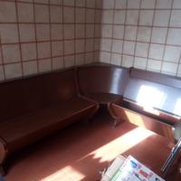 Panca ad angolo con contenitori