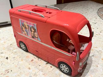 Camper Barbie con scivolo e piscina