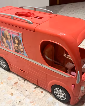 Camper Barbie con scivolo e piscina