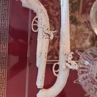 coppia di pistole in porcellana 