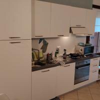 Cucina con elettrodomestici