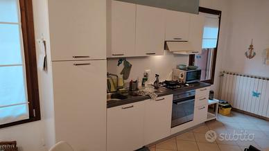 Cucina con elettrodomestici