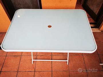 Tavolo pranzo esterno con sedie e ombrellone