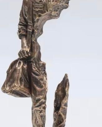 scultura copia in resina  il viaggiatore 