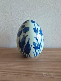 Uovo decorativo in ceramica