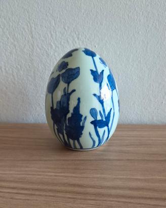 Uovo decorativo in ceramica