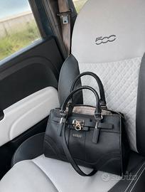 Borsa Guess nera a mano con tracolla - tenuta bene