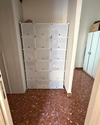 Scarpiera modulare bianca a 18 vani con sportelli