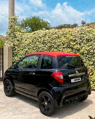 AIXAM MEGA nera tetto rosso con  impianto JBL