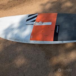 Tavola da windsurf RRD 220 litri con deriva