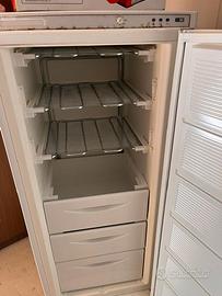 Freezer a colonna con 3 cassetti frigo