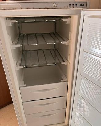 Freezer a colonna con 3 cassetti frigo