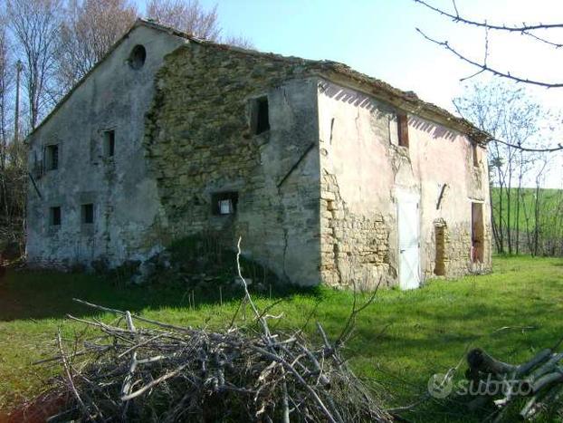 Polverigi, casa colonica da ristrutturare