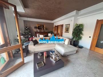 Via Praga. In elegante stabile dotato di ascensore