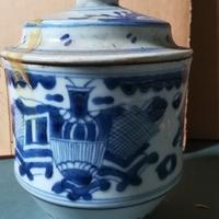 Antica jar con coperchio
