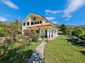 Ceriale si propone stupenda villa con vista mare