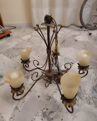 Lampadario 5 luci in ferro lavorato con vetri sati
