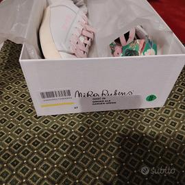 Sneakers estive griffate, brand Nira Rubens. 