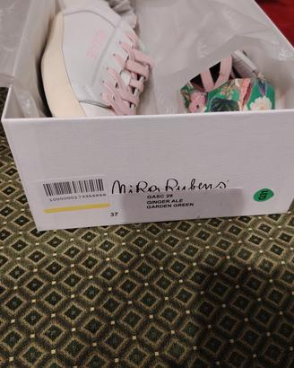 Sneakers estive griffate, brand Nira Rubens. 