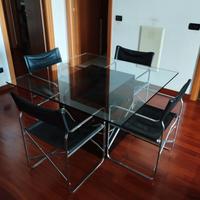 Tavolo Blok, Nanda Vigo e sedie April Zanotta