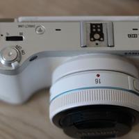 Mirrorless Samsung NX300