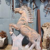 Cavallo di marmo a grandezza naturale