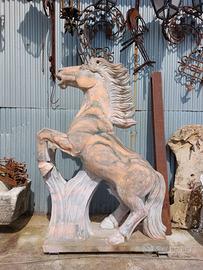 Cavallo di marmo a grandezza naturale