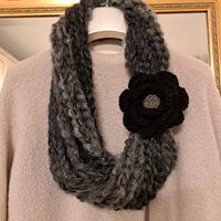 collana scaldacollo mohair toni grigio fiore nero