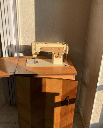 Macchina da cucire con mobile