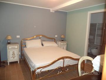 Stanza con bagno privato e cucina in comune