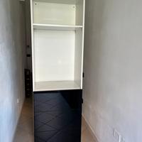 Libreria con cassetti neri (IKEA)