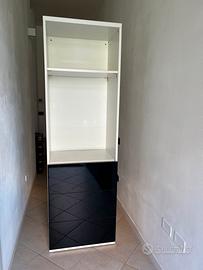 Libreria con cassetti neri (IKEA)