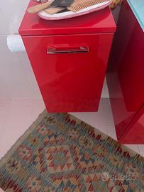 Mobili per bagno, specchio e miscelatore