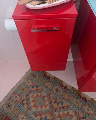 Mobili per bagno, specchio e miscelatore