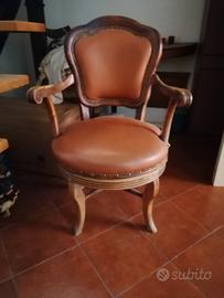 Poltroncina girevole in stile