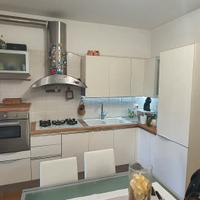 cucina  parete attrezzata e divano