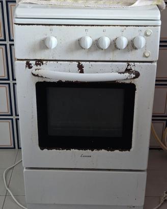 4 fuochi e forno a gas perfettamente funzionante