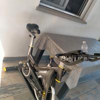 cyclette da spinning nera e gialla