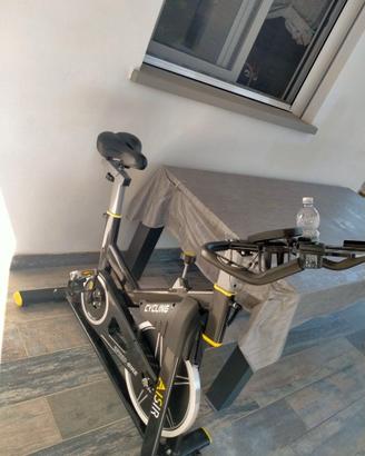 cyclette da spinning nera e gialla