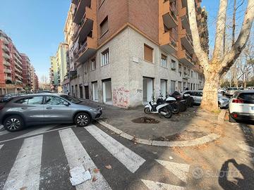 Locale angolare ristrutturato con 4 vetrine