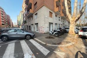 Locale angolare ristrutturato con 4 vetrine