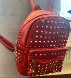 Zaino rosso con borchie in similpelle