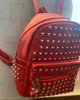 Zaino rosso con borchie in similpelle