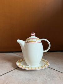 Teiera in porecellana con piattino abbinato