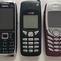 3 iconici cellulari Nokia vintage.