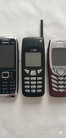 3 iconici cellulari Nokia vintage.