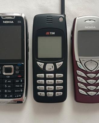 3 iconici cellulari Nokia vintage.