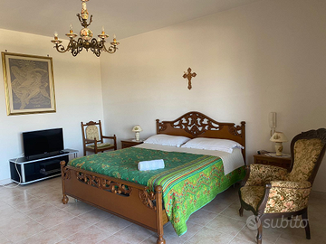 Ampia camera matrimoniale con balcone - lecce